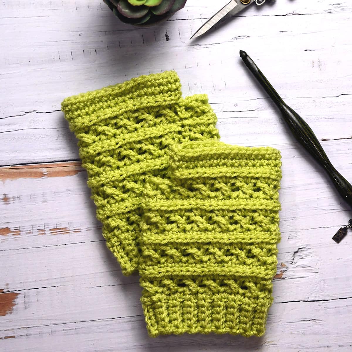 Sweet Pea fingerless gloves free crochet pattern in color pistachio